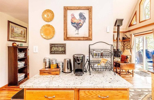Bryson City Cabina | Treetops Retreat: A Cozy 3-Bedroom Cabin in Beautiful Bryson City, NC with Forest Views.