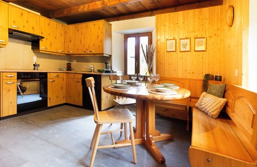 Blenio Casa | [Trekking, e-biking and Skiing] Poetic little house in the green.