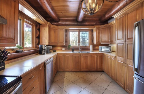 Lac Superieur Village Chalet De Esquí | ☆ TREMBLANT ⛷ Spa, Fireplace, Nature Retreat, Lake Access ☀