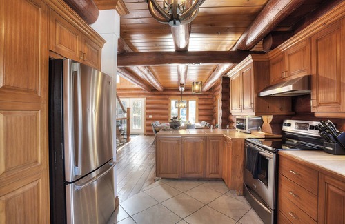Lac Superieur Village Chalet De Esquí | ☆ TREMBLANT ⛷ Spa, Fireplace, Nature Retreat, Lake Access ☀