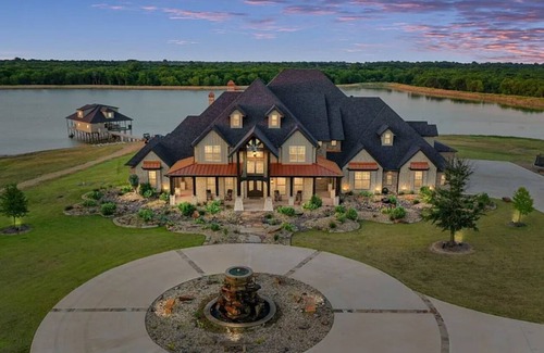 Ferris Casa | Tremendous estate in charming Ferris, Texas with private lake & personal dock!