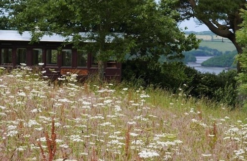 Helford Apartamento | Tremerlin. Unique and Magnificently Situated 8 acre Waterside Artists' Retreat