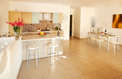 Tremezzo Apartamento | Lake view garden home tiene capacidad para 6 huéspedes con uso de piscina, sauna y jacuzzi