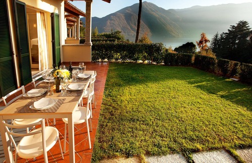 Tremezzo Apartamento | Lake view garden home tiene capacidad para 6 huéspedes con uso de piscina, sauna y jacuzzi