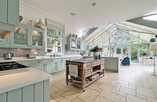 Truro Casa | TRENARE, pet friendly, character holiday cottage in Truro