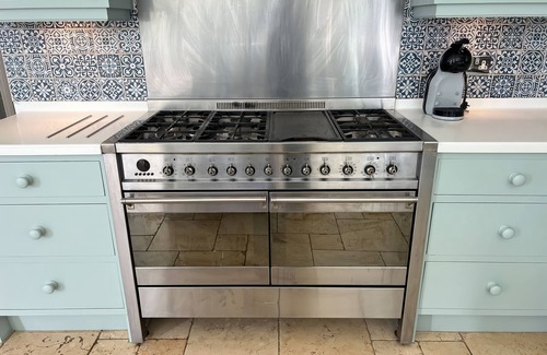 Truro Casa | TRENARE, pet friendly, character holiday cottage in Truro