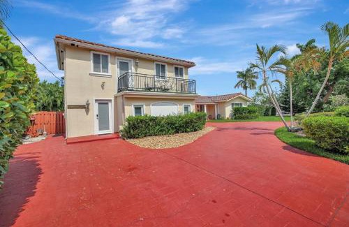Lauderdale-by-the-Sea Casa | Trendy 1BR 2BA Heated Pool Short Walk to the Beach