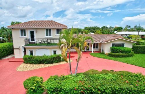 Lauderdale-by-the-Sea Casa | Trendy 1BR 2BA Heated Pool Short Walk to the Beach