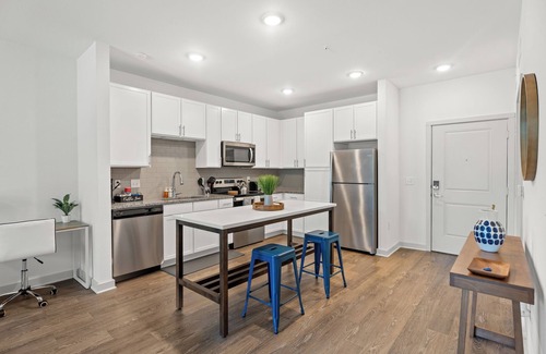 Arlington Apartamento | Trendy 1BR Apt/King Bed/Pool/Gym/Clse to Beach