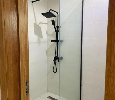 Lekki Phase 1 Apartamento | Trendy 2-BDR Apt Villa with Pool,Wi-Fi, Netflix, Modern Amenities & PS5 Near Elegushi Beach Lekki
