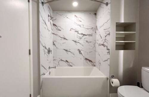 Downtown Apartamento | Trendy 2BD 2BTH Apt in Santa Monica!