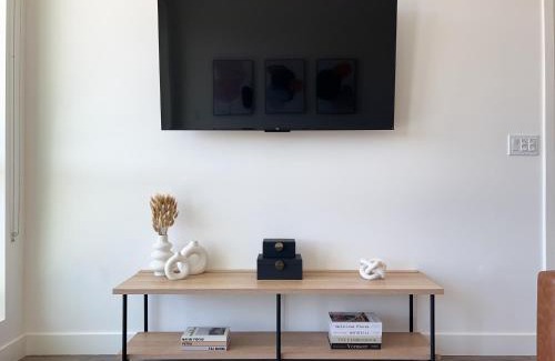 Downtown Apartamento | Trendy 2BD 2BTH Apt in Santa Monica!