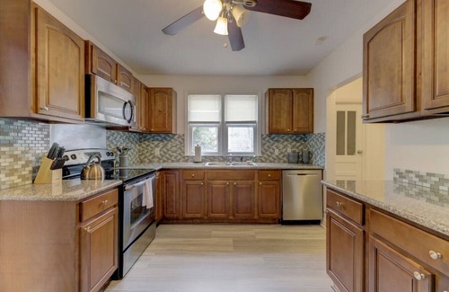 Earlewood Casa | Trendy 3BR Bungalow | Mins to ZOO, USC & Ft Jacksn