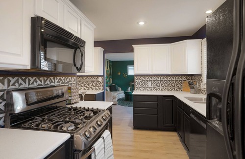 Twin Lakes Casa | Trendy 4 Bedroom House - 15 minutes from Downtown