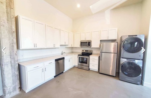 Southeast Omaha Apartamento | Trendy Apt 1.6 mi to CWS! W/D, WiFi, can sleep 4, can squeeze in more! Pets OK