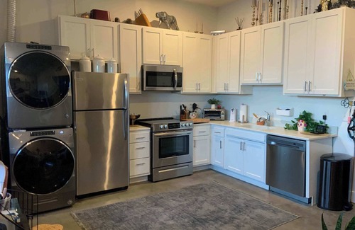 Southeast Omaha Apartamento | Trendy Apt 1.6 mi to CWS! W/D, WiFi, can sleep 4, can squeeze in more! Pets OK