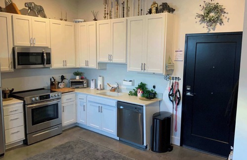 Southeast Omaha Apartamento | Trendy Apt 1.6 mi to CWS! W/D, WiFi, can sleep 4, can squeeze in more! Pets OK