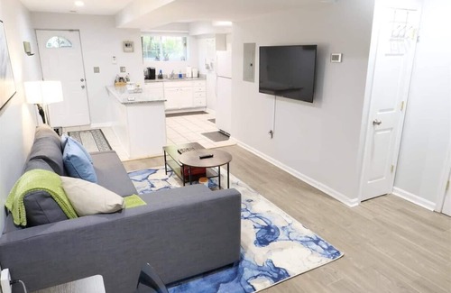 Bloomingdale Apartamento | Trendy Apt in Bloomingdale - Parking