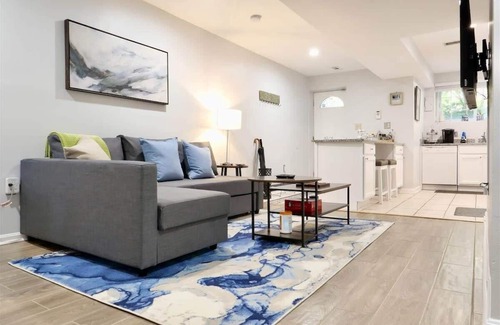 Bloomingdale Apartamento | Trendy Apt in Bloomingdale - Parking