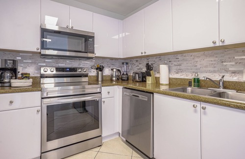 Coral Way Condominio | Trendy Apt King Bed Adjustable Free Parking Pet Friendly Balcony