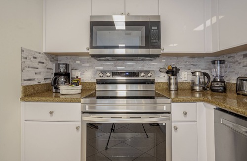Coral Way Condominio | Trendy Apt King Bed Adjustable Free Parking Pet Friendly Balcony