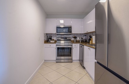 Coral Way Condominio | Trendy Apt King Bed Adjustable Free Parking Pet Friendly Balcony