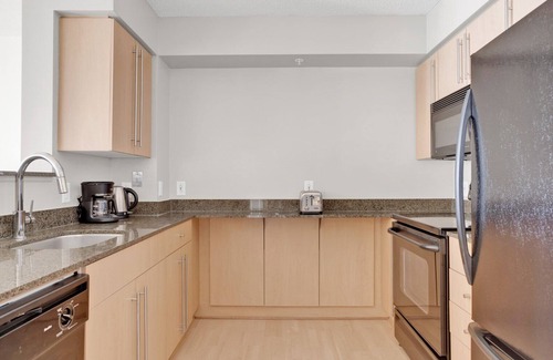 Woodmont Triangle Apartamento | Trendy Bethesda 1BR w/ Gym, Pool & Concierge, near Metro, by Blueground