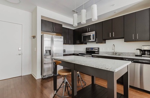 Woodmont Triangle Apartamento | Trendy Bethesda Bainbridge 1BR w/ Concierge, Gym, W/D, walk to Metro, by Blueground