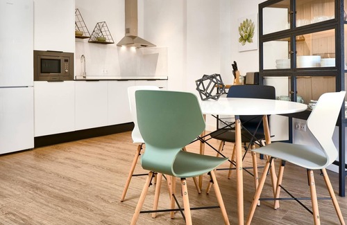 San Roque Apartamento | Apartamento para 4 a 600 metros de la estacion de Santa Justa con parking