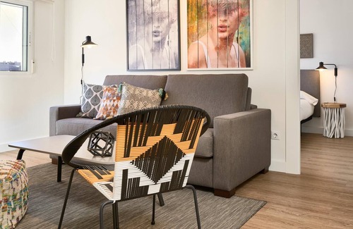 San Roque Apartamento | Apartamento para 4 a 600 metros de la estacion de Santa Justa con parking