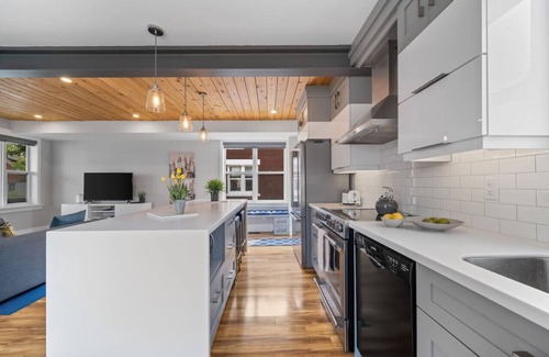 Kitchener Casa | Trendy & Chic | Designed with Love near Downtown