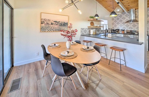 Cottonwood Cabaña | Trendy Digs w/ Yard Games, Fire Pit & Grill!