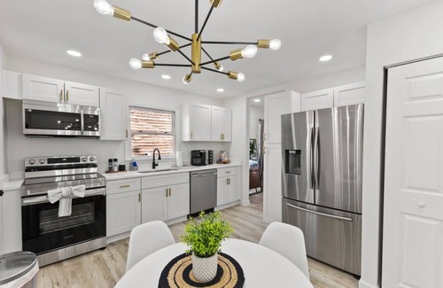 Burlington Casa | Trendy Getaway | Near Elon Uni