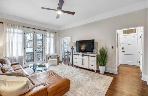 Riverside Apartamento | Trendy Historic Apt - Blocks from Shoppes of Avondale