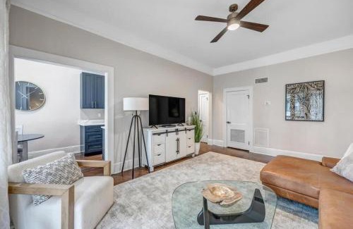 Riverside Apartamento | Trendy Historic Apt - Blocks from Shoppes of Avondale