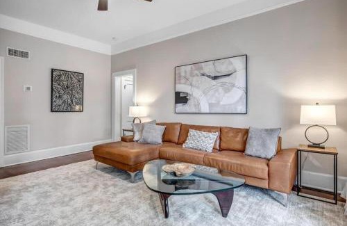 Riverside Apartamento | Trendy Historic Apt - Blocks from Shoppes of Avondale