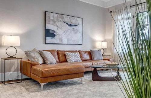 Riverside Apartamento | Trendy Historic Apt - Blocks from Shoppes of Avondale