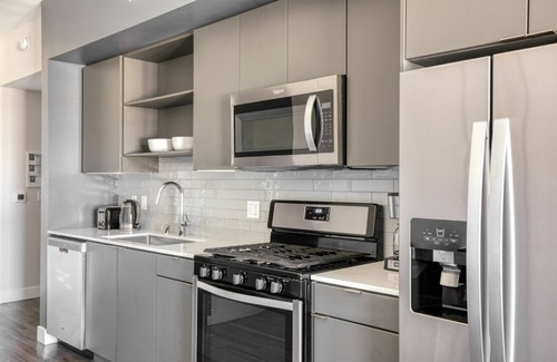 Hollywood Apartamento | Trendy Hollywood 1BR w/ Pool & Gym, nr Santa Monica Blvd, by Blueground