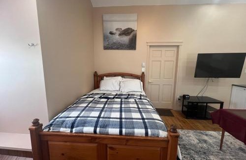 Fredericton Apartamento | Trendy In-Town Studio - Fast WiFi & Work Desk