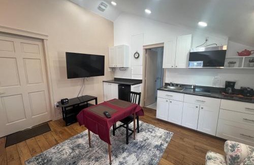 Fredericton Apartamento | Trendy In-Town Studio - Fast WiFi & Work Desk
