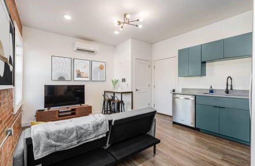 Downtown Columbus Apartamento | Trendy Loft Escape with Pool Table Bring Your Pets