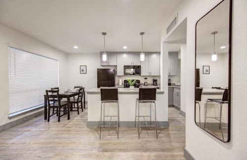 Montrose Apartamento | Trendy Midtown Apt, Walk to Shops & Sites, Pets Ok