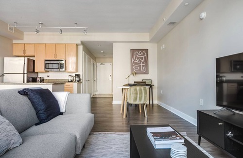 Mount Vernon Square Apartamento | Trendy Mount Vernon Studio w/ Yoga & Game Room, nr Arena, by Blueground