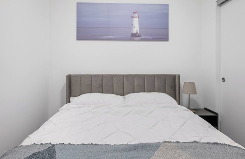 Crescent Heights Apartamento | Mins to Stampede | Rooftop Patio | Sofa Bed | Underground Parking