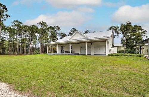Palm City Casa | Trendy Palm City Cottage with Porch on 5 Acres!