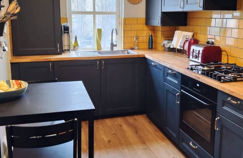 Newhaven Apartamento | Trendy Seaside Apartment, Easy Access to Edinburgh City Centre!