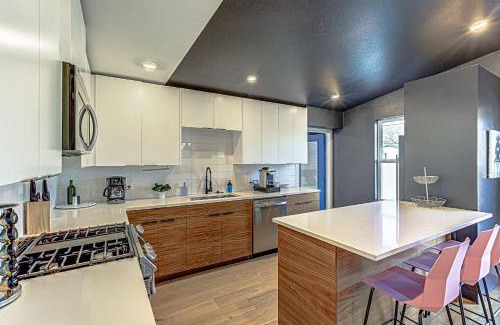 MLK Casa | Trendy Stay for 12 with Hot Tub Mins to DT 6th St