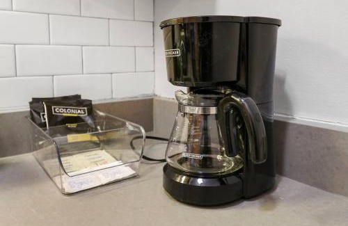 Hyde Park Apartamento | Trendy Studio Apartment in Chicago - Kenwood 103 & 303 rep