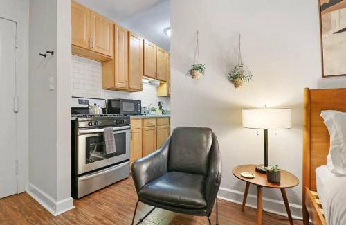 Hyde Park Apartamento | Trendy Studio Apartment in Chicago - Kenwood 103 & 303 rep