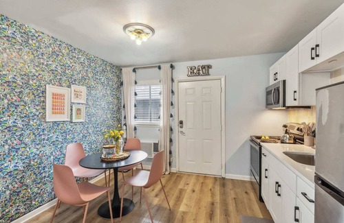 Melrose Condominio | Trendy Studio for 4 w/ Community Pool!